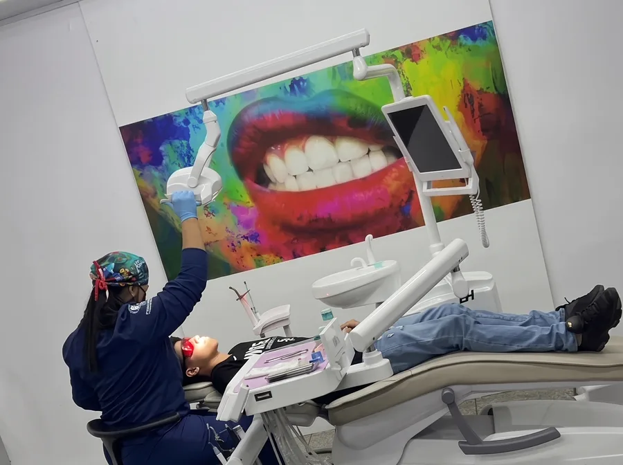 Odontóloga atendiendo a una paciente en consulta